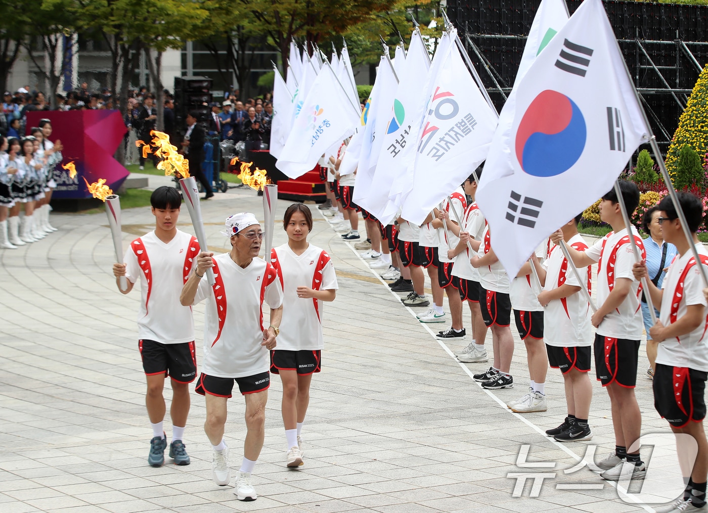 13일 부산 연제구 부산시청 광장에서 열린 제106회 전국체육대회·제45회 전국장애인체육대회 성화 합화·출발식에서 성화 봉송 첫 주자들이 출발하고 있다. 2025.10.13/뉴스1 ⓒ News1 윤일지 기자
