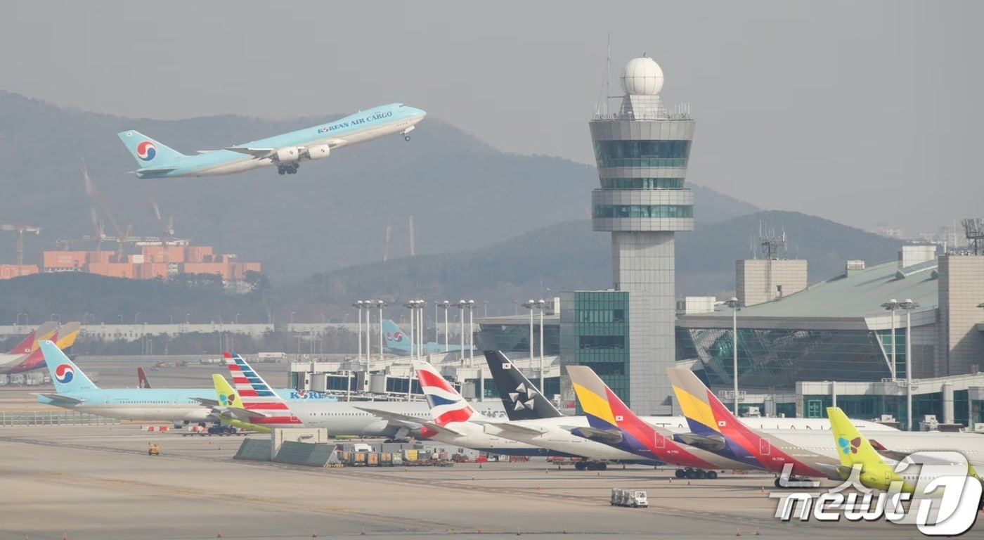 인천국제공항 전망대에서 바라본 계류장에 비행기가 이륙하고 있다.(사진은 기사 내용과 무관함) / 뉴스1