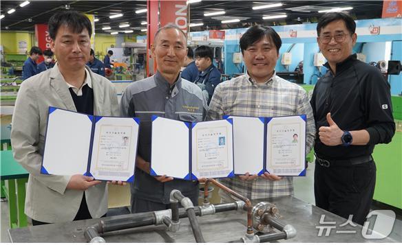 울산폴리텍대학 에너지산업설비과 신중년특화과정 재학생 3명이 배관기능장, 용접기능장, 에너지관리기능장에 합격했다.(왼쪽부터 서영민 씨(배관기능장), 황두형 씨(에너지관리기능장), 정대균 씨(용접기능장), 권순두 지도교수).