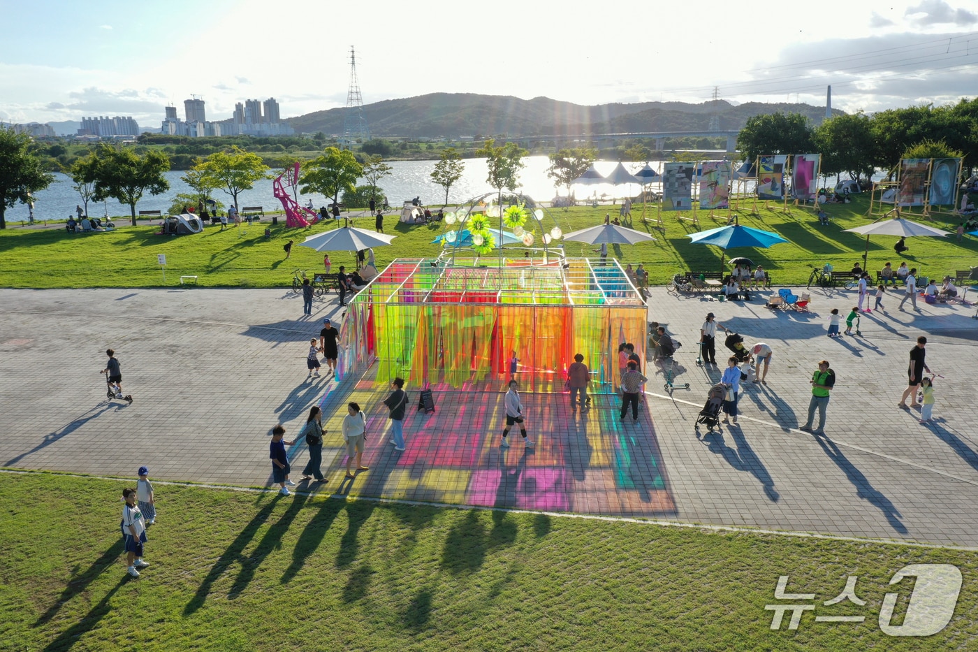 올해로 14회째를 맞은 달성 대구현대미술제가 지난 12일 성료했다. 낙동강 강정보 디아크 광장에 설치된 작품.(대구 달성문화재단 제공. 재판매 및 DB금지)