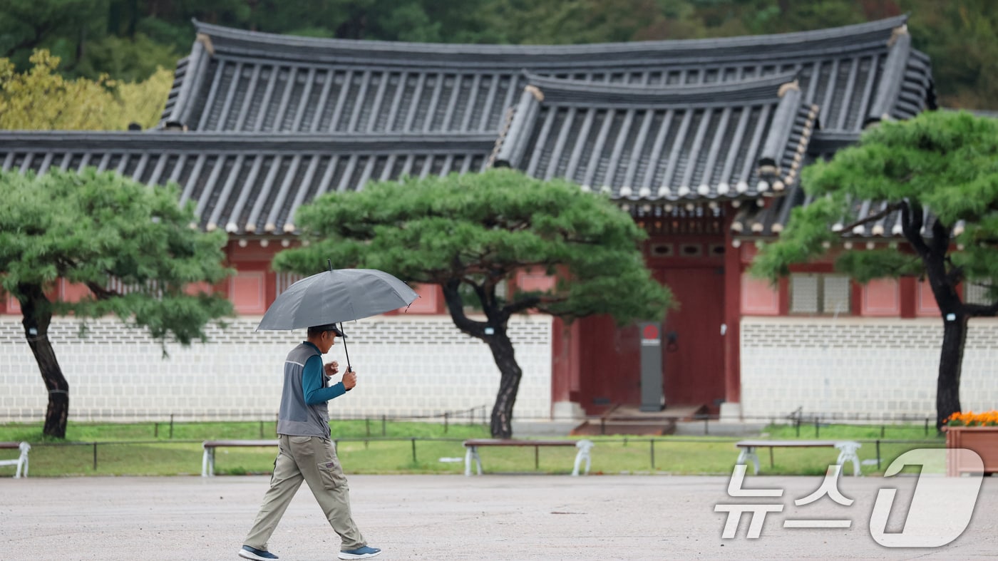 수도권에 곳곳에 비가 내리고 있는 13일 경기 수원시 팔달구 수원화성 화성행궁 인근에서 시민들이 우산을 쓰고 걸어가고 있다. 2025.10.13/뉴스1 ⓒ News1 김영운 기자