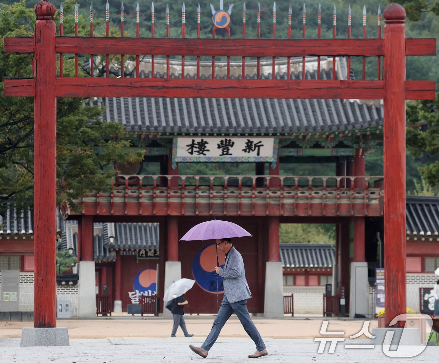 수도권에 곳곳에 비가 내리고 있는 13일 경기 수원시 팔달구 수원화성 화성행궁 인근에서 시민들이 우산을 쓰고 걸어가고 있다. 2025.10.13/뉴스1 ⓒ News1 김영운 기자