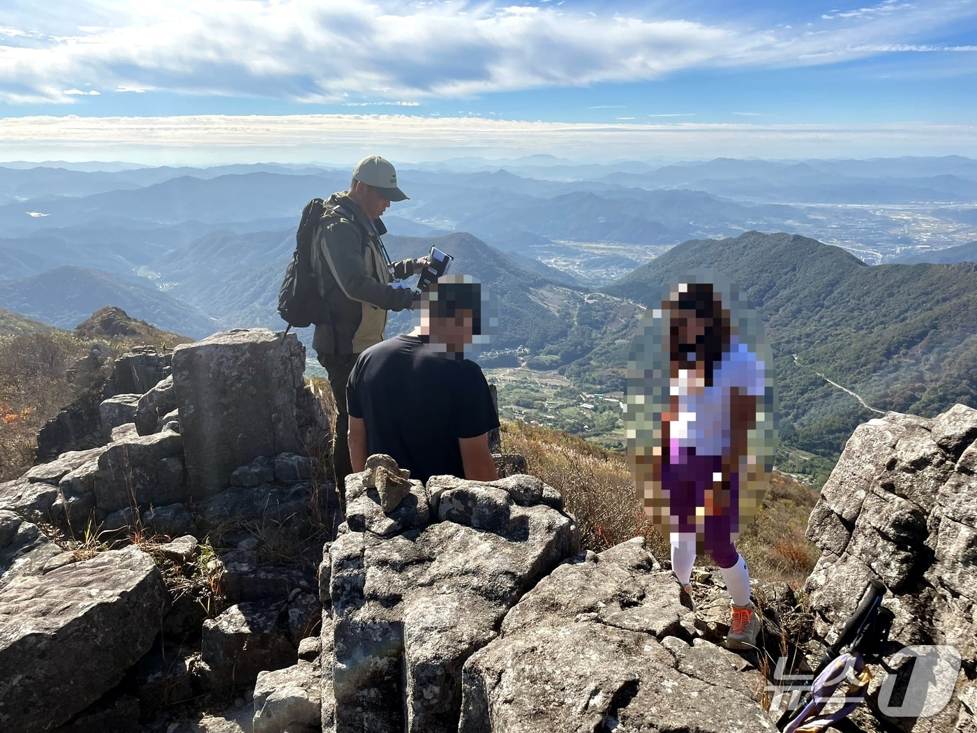 낙타봉 인근 출입금지 구역 단속 사진. (무등산국립공원 동부사무소 제공. 재판매 및 DB 금지)
