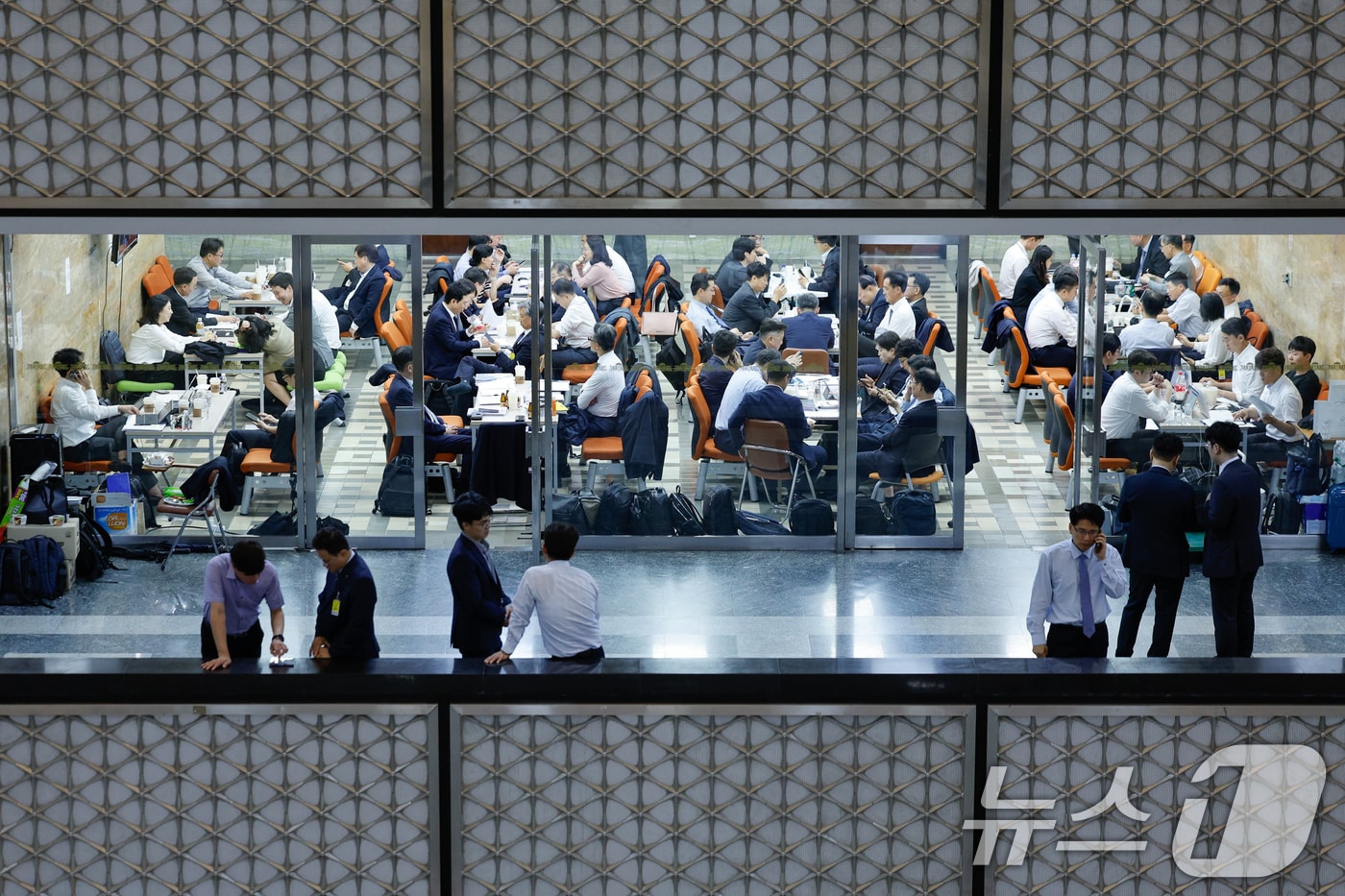 이재명 정부 첫 국정감사가 시작된 지난 13일 서울 여의도 국회에서 상임위원회별 소관기관 관계자들이 대기하고 있다. 2025.10.13/뉴스1 ⓒ News1 안은나 기자