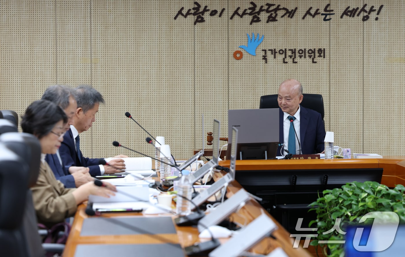 안창호 국가인권위원장이 지난해 10월 13일 오후 서울 중구 국가인권위원회에서 열린 제18차 전원위원회를 주재하며 의사봉을 두드리고 있다. 2025.10.13/뉴스1 ⓒ News1 오대일 기자