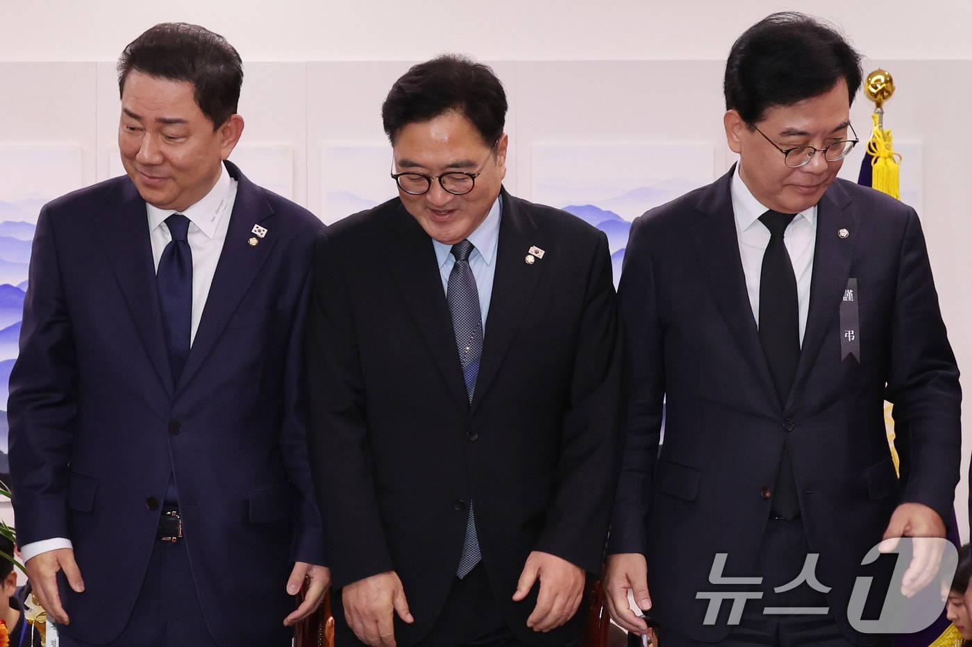 우원식 국회의장이 지난 10월 13일 서울 여의도 국회의장 집무실에서 여야 원내대표와 회동을 하기 앞서 더불어민주당 김병기, 국민의힘 송언석 원내대표와 기념 촬영을 마친 뒤 자리로 향하고 있다. (공동취재) 2025.10.13/뉴스1 ⓒ News1 유승관 기자