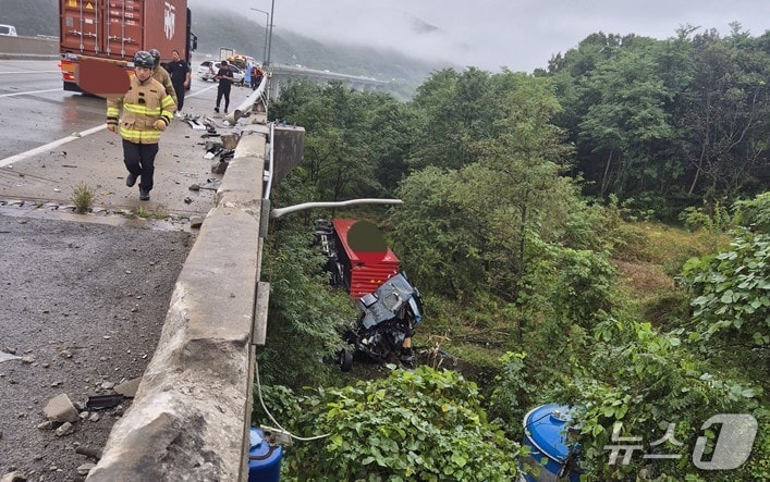 13일 낮 12시49분쯤 경북 김천시 경부고속도로 추풍령대교 인근에서 트레일러와 레조 차량이 충돌해 트레일러 운전자 1명이 숨졌다.&#40;경북소방본부 제공. 재판매 및 DB금지&#41;
