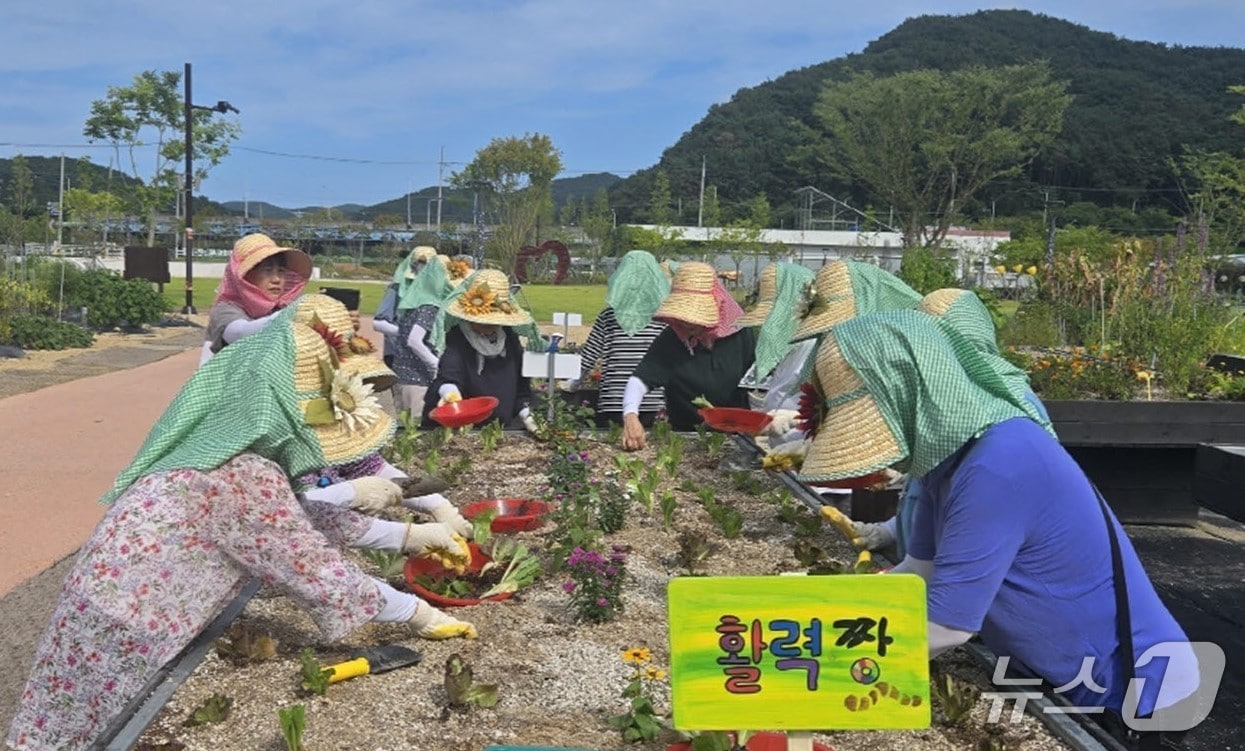 기장군 철마도시농업공원에서 어르신 맞춤형 프로그램을 운영하고 있다.(기장군 제공. 재판매 및 DB금지)