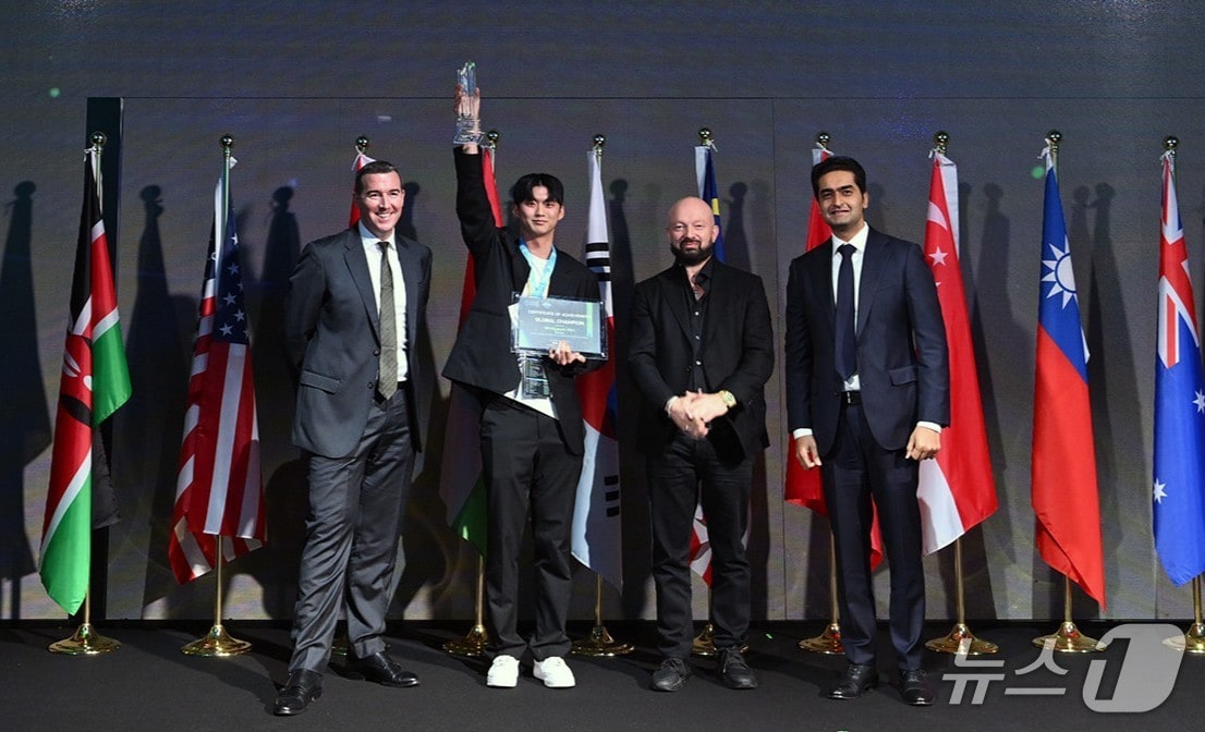 UNIST 김민겸 학생&#40;왼쪽 두 번째&#41;이 제5회 국제 퀀트 챔피언십&#40;IQC&#41;에서 우승을 차지하고, 시상식에서 기념 촬영을 하고 있다. &#40;UNIST 제공. 재판매 및 DB금지&#41;&#41;