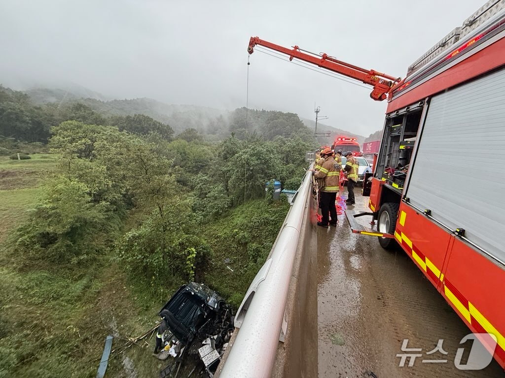 13일 오후 1시 5분쯤 충북 영동군 경부고속도로 부산방향 추풍령휴게소 인근 교량에서 25톤 트레일러가 추락해 운전자가 숨졌다.(영동소방서 제공. 재판매 및 DB금지)/뉴스1