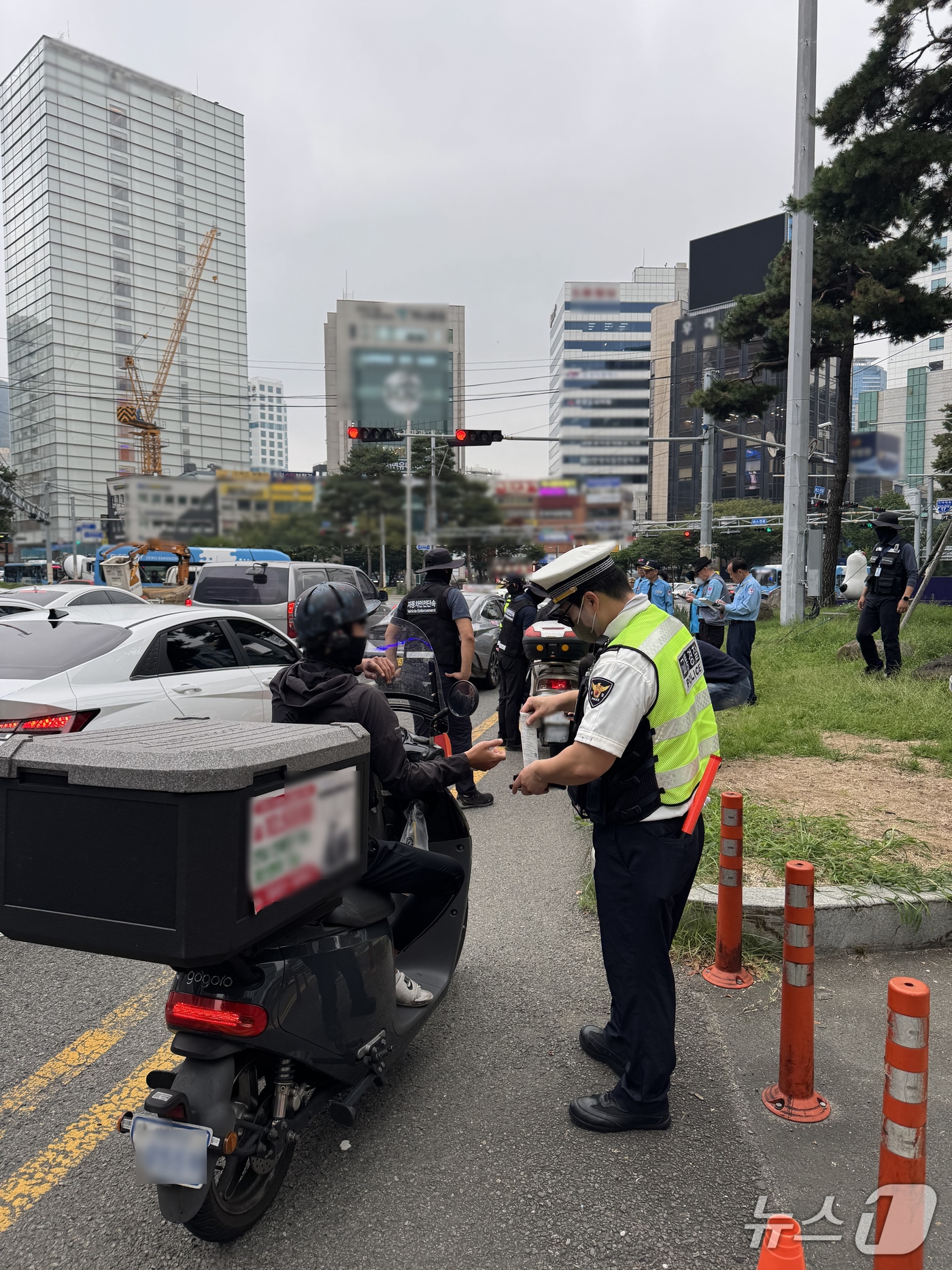 13일 오후 부산 서면교차로에서 이륜차 광역단속이 실시되고 있다.(부산경찰청 제공. 재판매 및 DB 금지)