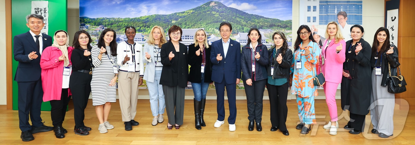 에콰도르, 멕시코, 러시아, 우즈베키스탄 등 13개국 주한 대사부인들이 경북 문경과 안동을 찾아 1박2일간 ‘진짜 한국’을 체험했다.(경북도 제공. 재판매 및 DB금지) /뉴스1