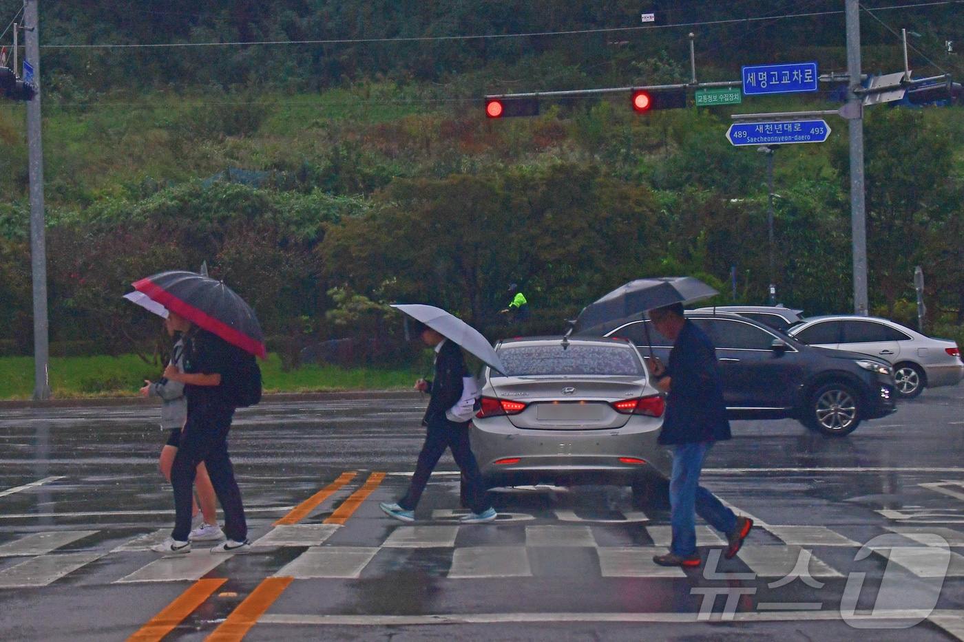 가을비가 내린 14일 오전 경북 포항시 남구 새천년대로에서 학생과 시민들이 우산을 쓴채 횡단보도를 건너고 있다. 2025.10.14/뉴스1 ⓒ News1 최창호 기자