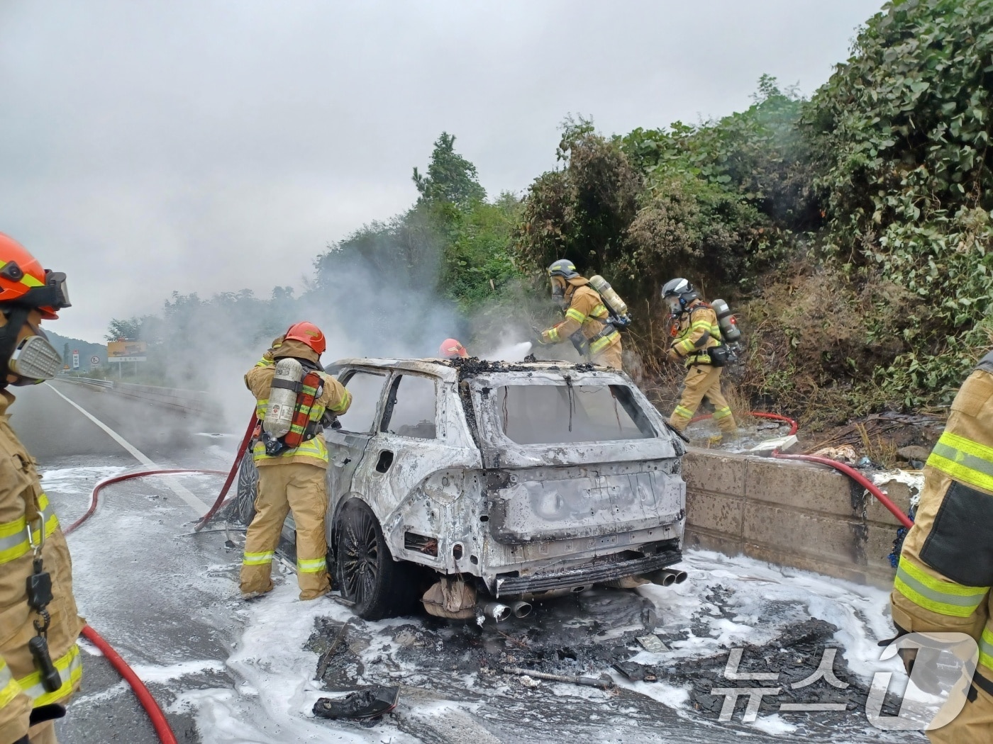 13일 오전 11시 36분쯤 전남 순천시 서면의 한 도로에서 주행 중이던 외제차에 불이 나 소방당국이 진화하고 있다.(전남 순천소방서 제공. 재판매 및 DB금지) 2025.10.14/뉴스1 ⓒ News1