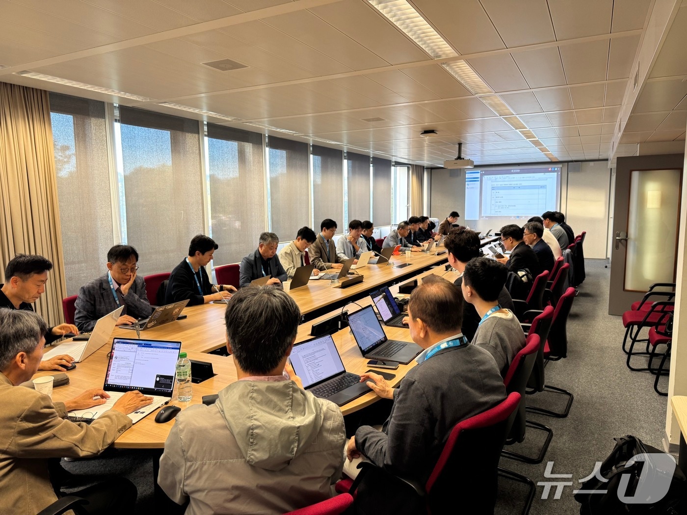 ITU-T SG20 회의 기간 중 현장 대응을 위해 한국 국가대표단 회의를 진행하는 모습(ETRI 제공) /뉴스1