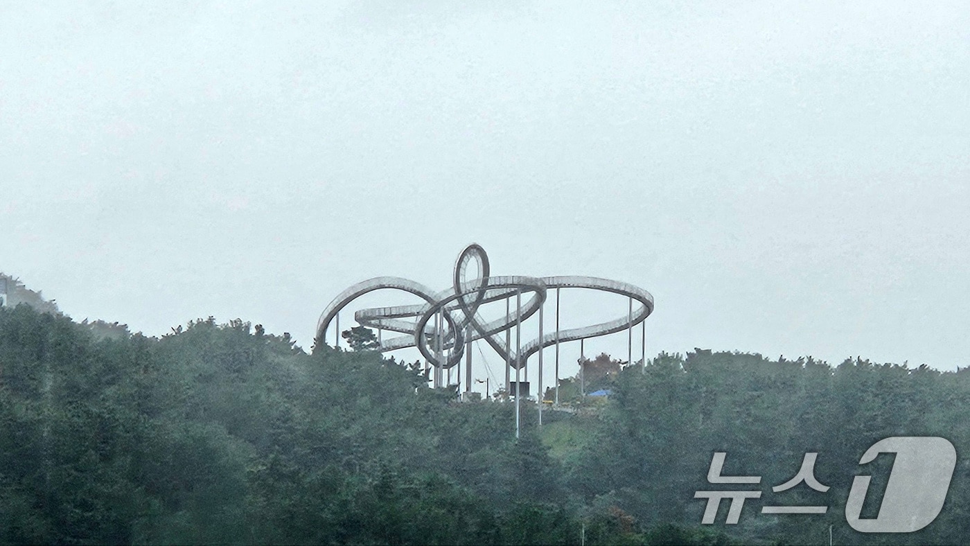 가을비가 내린 지난 14일 오전 경북 포항시 북구 환호공원에 있는 스페이스워크에 관광객 발길이 끊겨 한산한 모습이다. 2025.10.14/뉴스1 ⓒ News1 최창호 기자