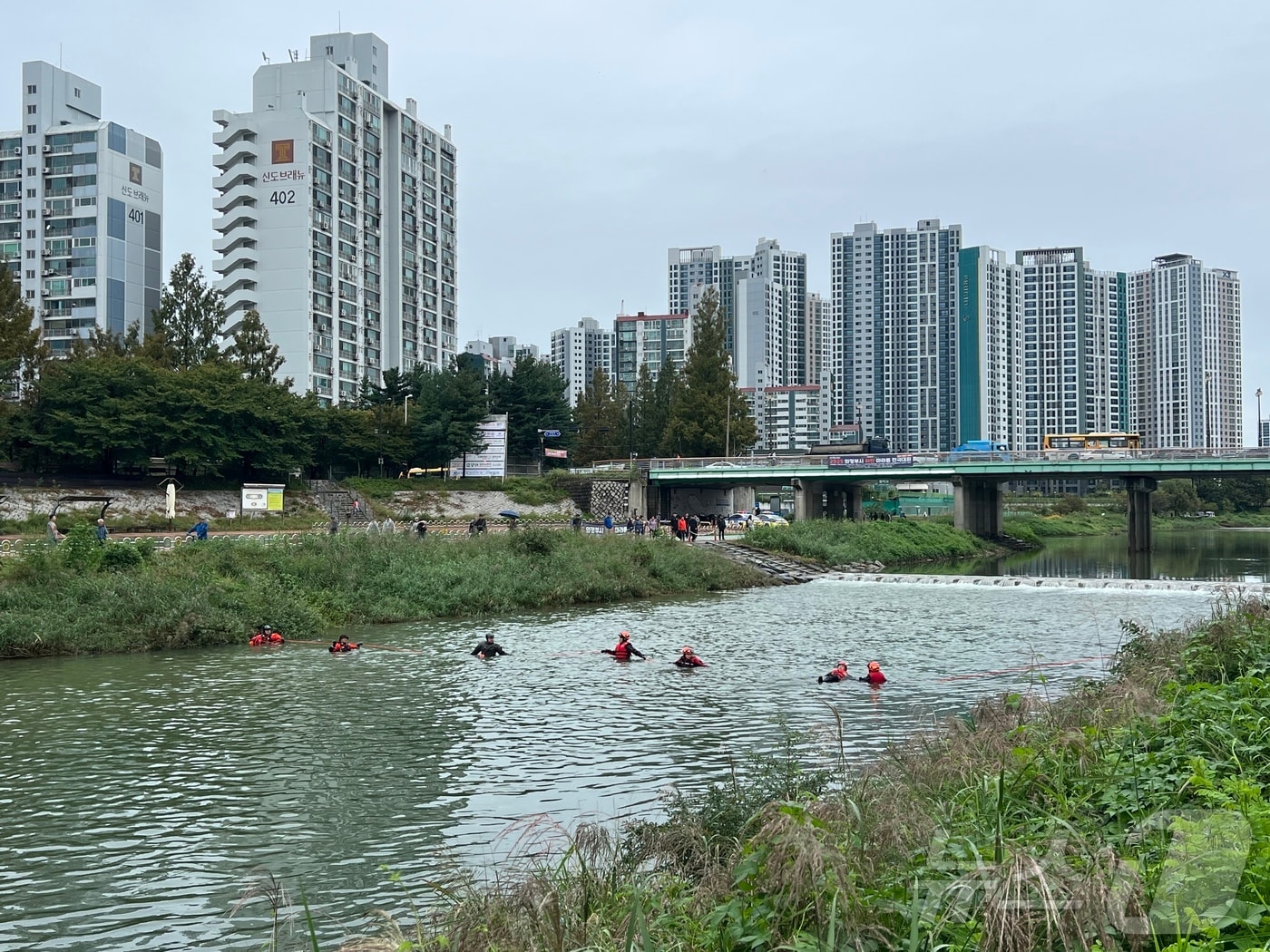 14일 경기 의정부시 중랑천 일대에서 전날 물에 빠져 실종된 중학생을 찾기 위한 수색 작업이 벌어지고 있다.(경기북부소방재난본부 제공. 재판매 및 DB 금지) 2025.10.14/뉴스1 ⓒ News1 양희문 기자