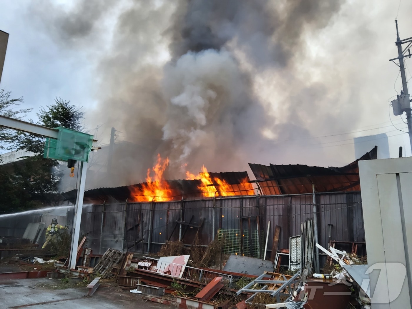 14일 오전 6시 44분께 경기 남양주시 오남읍 한 가구공장에서 불이 나 약 1시간 18분 만에 큰불이 잡혔다.(남양주소방서 제공. 재판매 및 DB 금지) ⓒ News1 양희문 기자