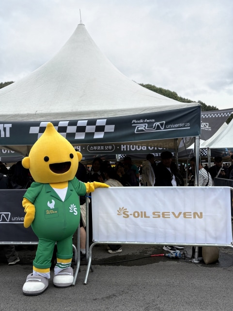 엔진오일 브랜드 에쓰-오일 세븐의 마스코트 ‘구도일 세븐’이 피치스 런 유니버스에서 관중들과 소통하고 있다. (사진제공 = 에쓰오일 세븐)