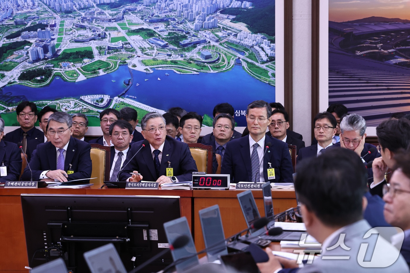 이한준 한국토지주택공사(LH) 사장이 14일 오전 서울 여의도 국회에서 열린 국회 국토교통위원회 국정감사에 출석해 질의에 답하고 있다. 2025.10.14/뉴스1 ⓒ News1 구윤성 기자
