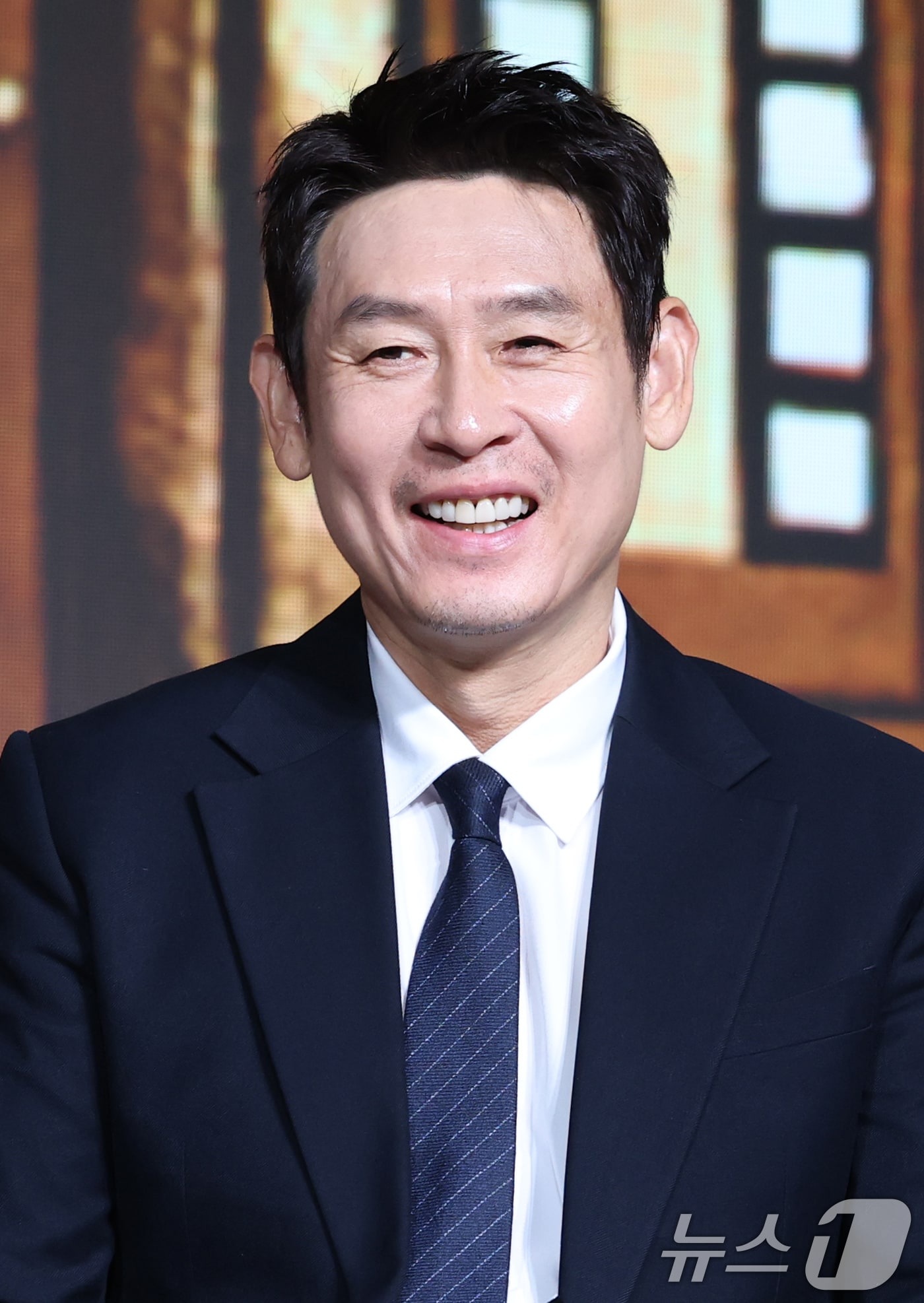 배우 설경구가 14일 JW 메리어트 동대문 스퀘어 서울에서 열린 넷플릭스 영화 ’굿뉴스’의 제작발표회에 참석해 미소를 짓고 있다. ’굿뉴스’는 1970년 일어난 요도호 납치 사건에서 출발한 작품으로, 무슨 수를 써서라도 납치된 비행기를 착륙시키고자 한자리에 모인 사람들의 수상한 작전을 그린다. 2025.10.14/뉴스1 ⓒ News1 권현진 기자