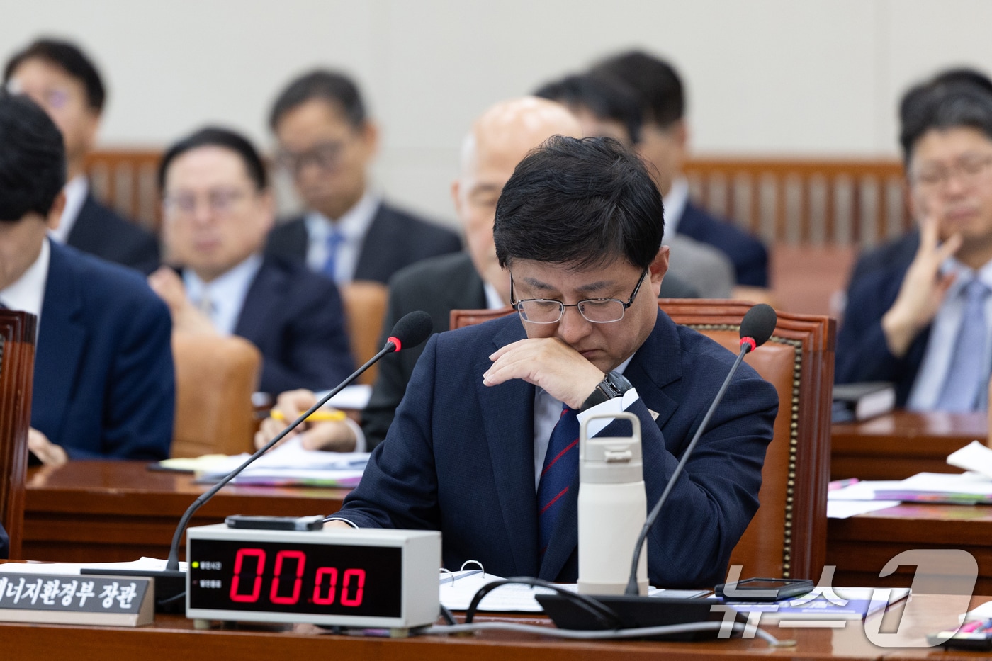 김성환 기후에너지환경부 장관이 14일 서울 여의도 국회에서 열린 기후에너지환경노동위원회 기후에너지환경부 등에 대한 국정감사에 출석해 생각에 잠겨있다. 2025.10.14/뉴스1 ⓒ News1 이승배 기자