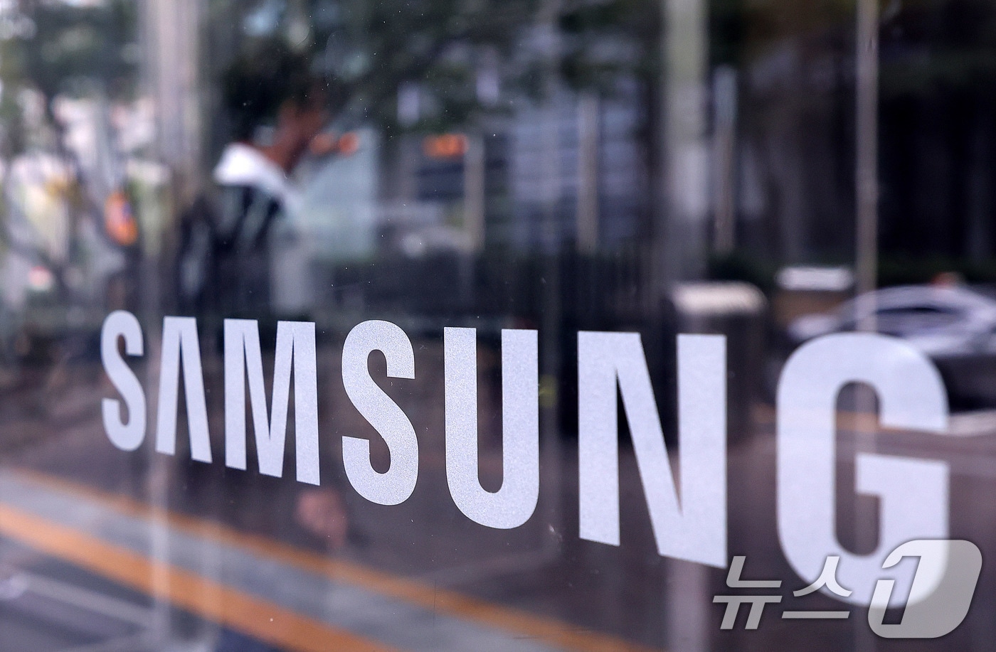 14일 서울 서초구 삼성전자 서초사옥에서 직원들이 분주하게 움직이고 있다. 삼성전자가 회사의 미래 중장기 성과 창출에 대한 임직원의 동기부여를 위해 성과연동 주식보상(PSU·Performance Stock Units) 제도를 시행한다. 삼성전자는 향후 3년간 주가 상승폭에 따라 임직원에게 자사주를 지급하는 PSU를 시행하기로 하고, 이같은 내용을 이날 사내 공지했다. 2025.10.14/뉴스1 ⓒ News1 박지혜 기자