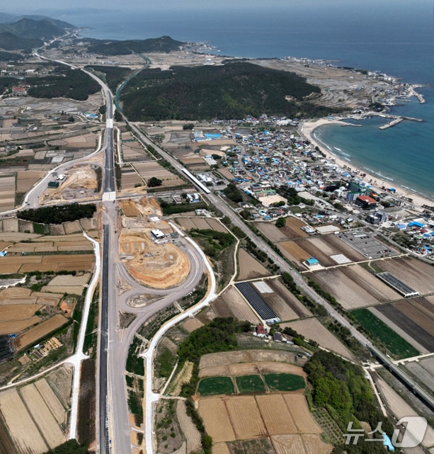 경북 포항~영덕 고속도로가 다음 달 7일 개통을 앞두고 막바지 공사가 한창이다. 개통 구간은 포항 한동대 요금소에서 월포, 영덕 남산리 요금까지 총연장 30.92km 왕복 4차로 규모로 기존 국도 7호선 이용 때보다 20분 정도 단축된다. &#40;포항시제공, 재판매 및 DB금지&#41; 2025.10.14/뉴스1