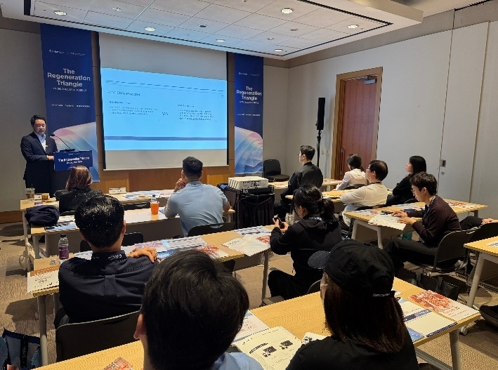 휴메딕스는 지난 11일부터 12일까지 이틀간 서울 강남구 코엑스에서 열린 ASLS(대한미용성형레이저의학회) 미용의료기기 박람회 및 추계학술대회에 참가해 리더스 포럼을 가졌다. 사진은 브이에스라인의원 압구정점 최웅 대표원장이 강연하고 있다. (휴온스글로벌 제공)