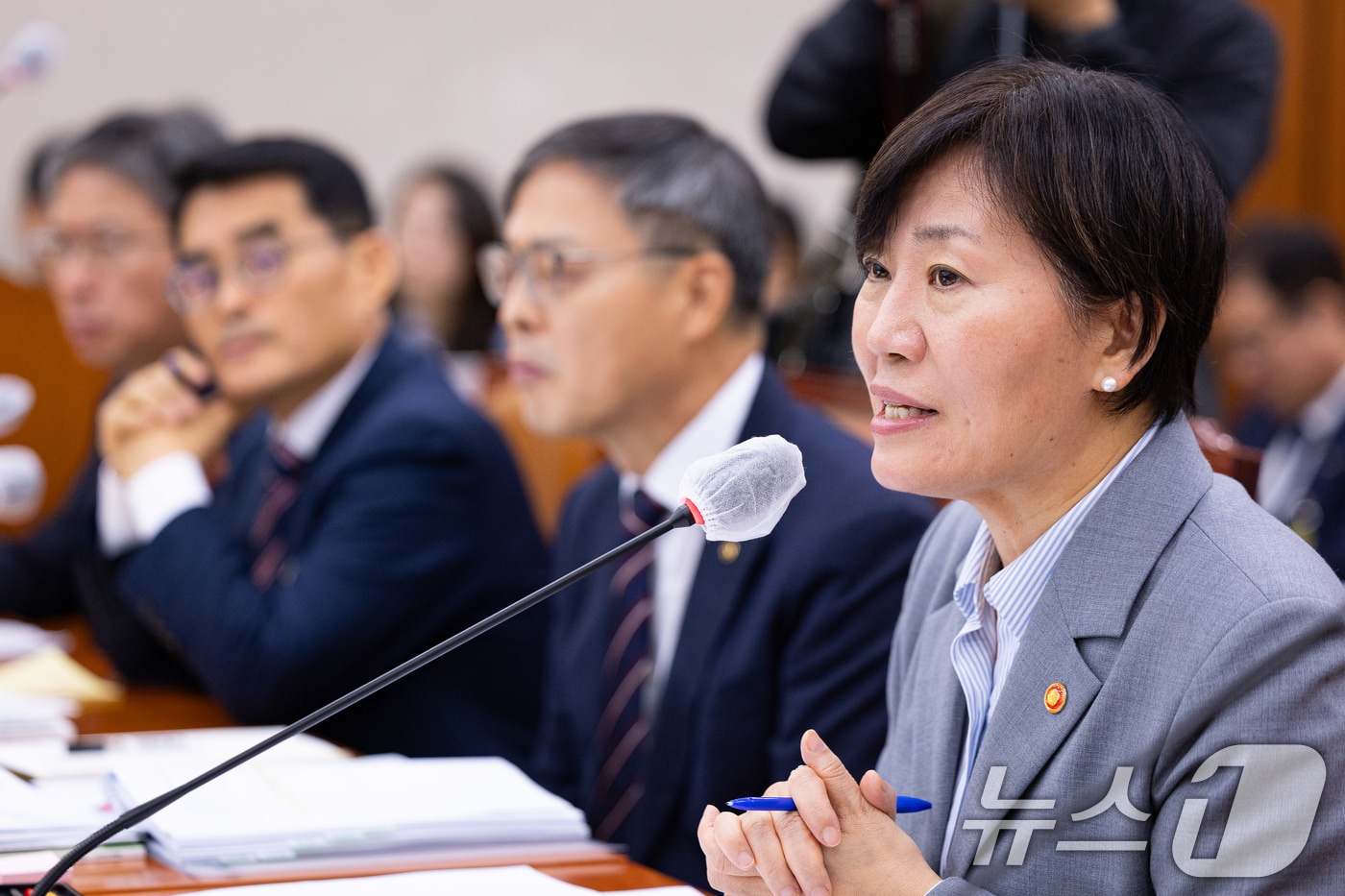 송미령 농림축산식품부 장관이 14일 서울 여의도 국회에서 열린 농림축산식품해양수산위원회의 농림축산식품부 등에 대한 국정감사에서 의원 질의에 답하고 있다. 2025.10.14/뉴스1 ⓒ News1 유승관 기자