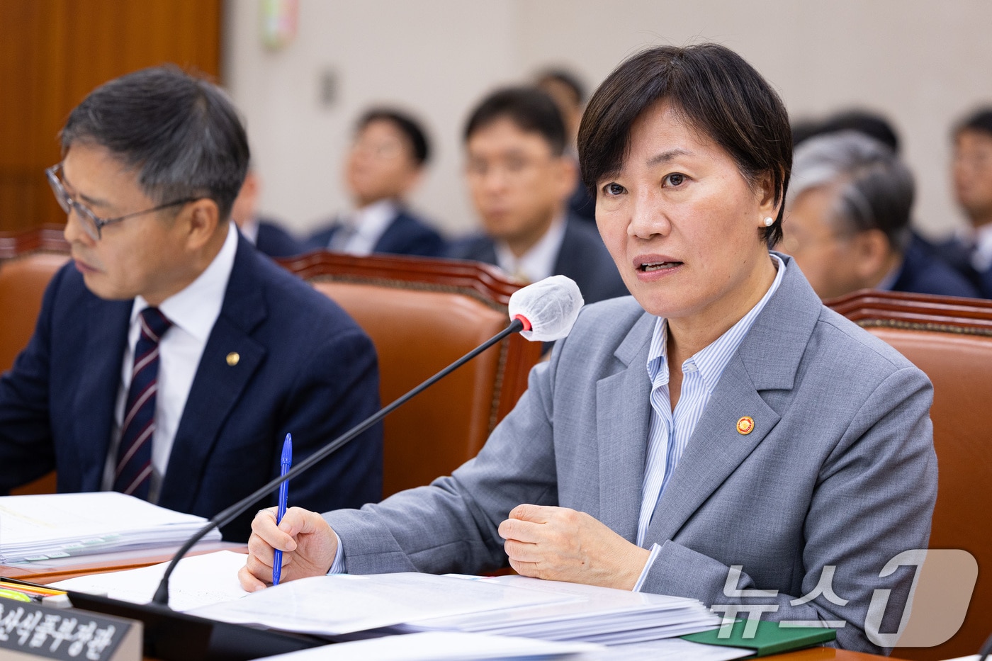송미령 농림축산식품부 장관이 14일 서울 여의도 국회에서 열린 농림축산식품해양수산위원회의 농림축산식품부 등에 대한 국정감사에서 의원 질의에 답하고 있다. 2025.10.14/뉴스1 ⓒ News1 유승관 기자