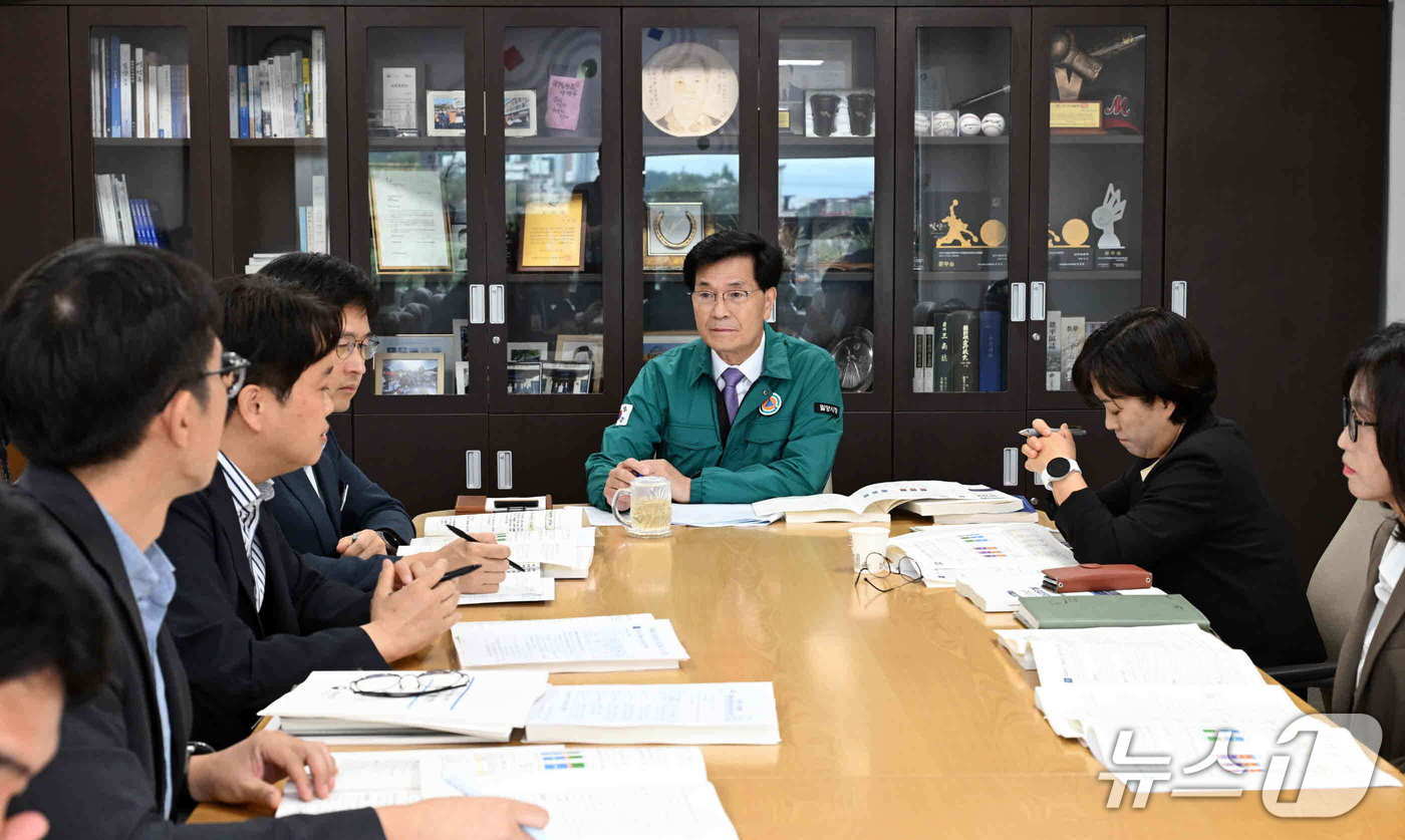 밀양시가 14일 시청 시장실에서 내년도 주요 업무계획 보고회를 열고 있다.&#40;밀양시 제공. 재판매 및 DB금지&#41;