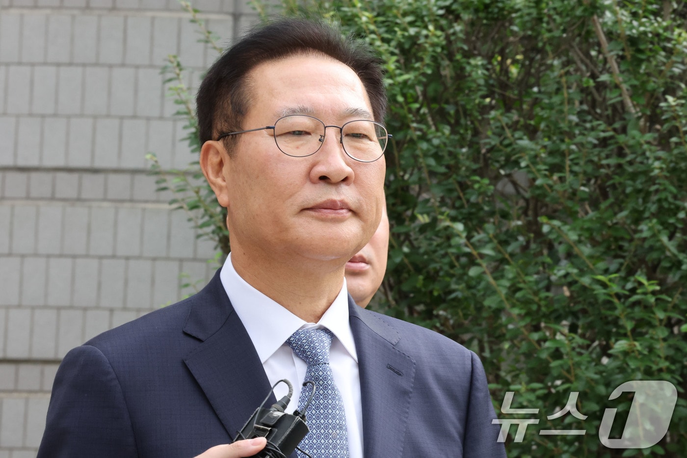 윤석열 전 대통령의 비상 계엄 선포에 가담한 혐의를 받는 박성재 전 법무부장관이 14일 오후 서울 서초구 서울중앙지방법원에서 구속 전 피의자심문(영장실질심사)을 마치고 이동하고 있다. 2025.10.14/뉴스1 ⓒ News1 이광호 기자