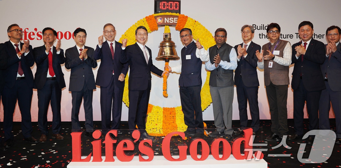 LG전자가 인도 뭄바이 국립증권거래소에서 조주완 CEO, 김창태 CFO, 전홍주 인도법인장, 송대현 인도법인 이사회 의장 등 주요 경영진과 현지 투자자, 애널리스트 등이 참석한 가운데 인도법인 상장 및 미래비전 발표 행사를 열고 기념 촬영을 하는 모습. (LG전자 제공. 재판매 및 DB 금지) 2025.10.14/뉴스1