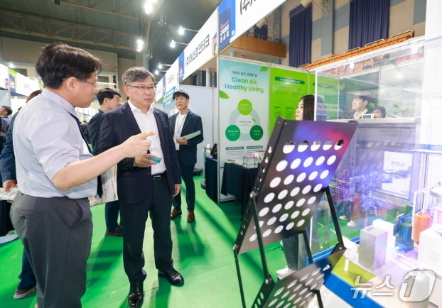 14일 전주 화산체육관에서 열리 '2025 전북교육청 교육물품전시회'에서 유정기 전북교육감 권한대행(사진 가운데)이 도내 기업이 제조한 교육물품을 보고 있다.(전북교육청 제공, 재판매 및 DB 금지)/뉴스1