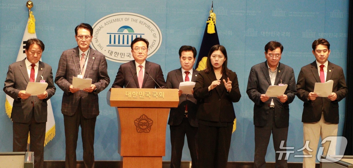 울산 울주군을 지역구로 둔 국민의힘 소속 정치인들이 14일 국회에서 기자회견을 열고 있다.(서범수 의원실 제공. 재판매 및 DB금지)/뉴스1
