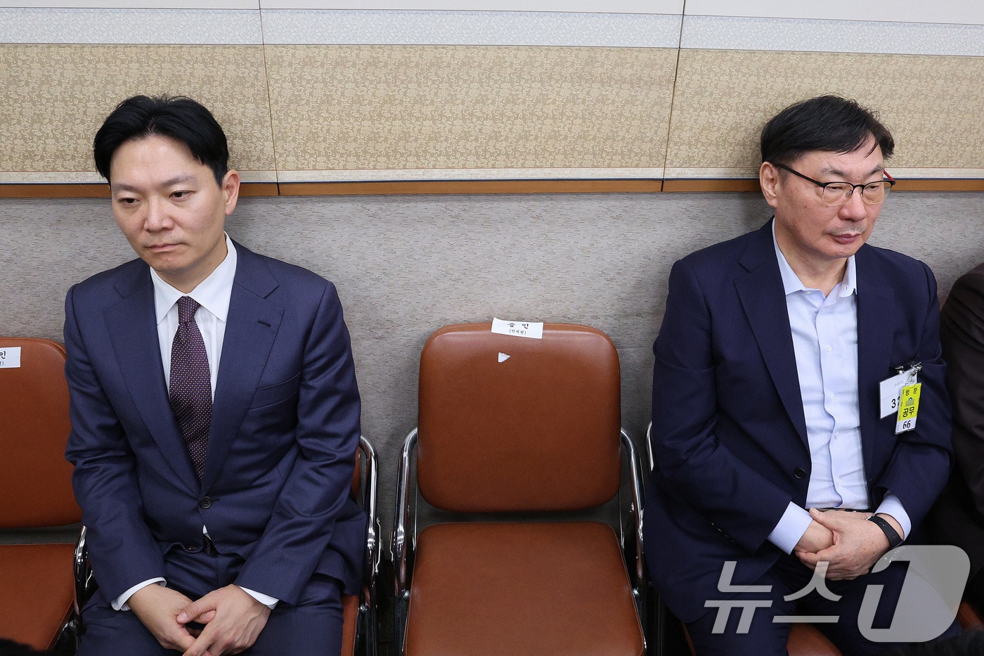 이화영 전 경기도 평화부지사(오른쪽)와 박상용 법무연수원 교수가 지난해 10월 14일 서울 여의도 국회 법제사법위원회에서 열린 법무부 등에 대한 국정감사에 출석해 자리하고 있다. 2025.10.14 ⓒ 뉴스1 신웅수 기자