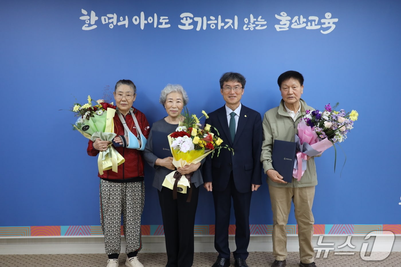 천창수 울산교육감이 14일 접견실에서 '2025년도 제2회 초중고등학교 검정고시' 최고령 합격자를 초청해 간담회를 열고 기념촬영을 하고있다.(울산교육청 제공·재판매 및 DB금지)/뉴스1