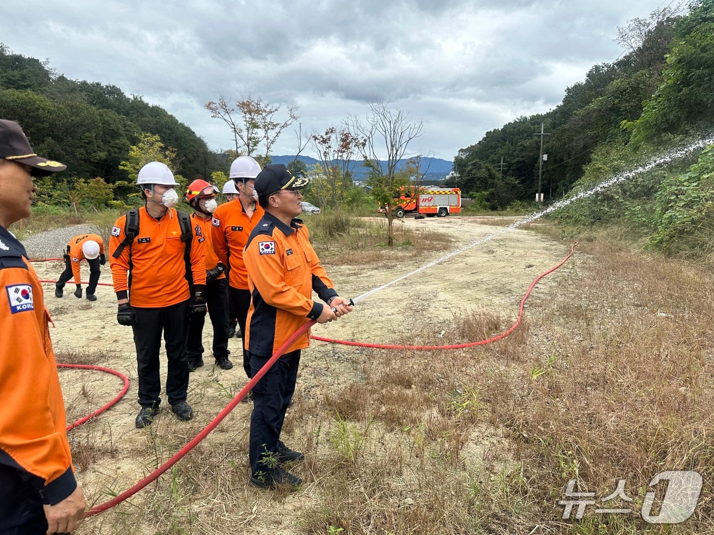  강대훈 경기북부소방재난본부장이 14일 포천시 동교저수지에서 진행된 산불진압장비 운용 훈련 중 호스를 이용해 물을 뿌리고 있다.&#40;경기도소방재난본부 제공. 재판매 및 DB 금지&#41;/뉴스1