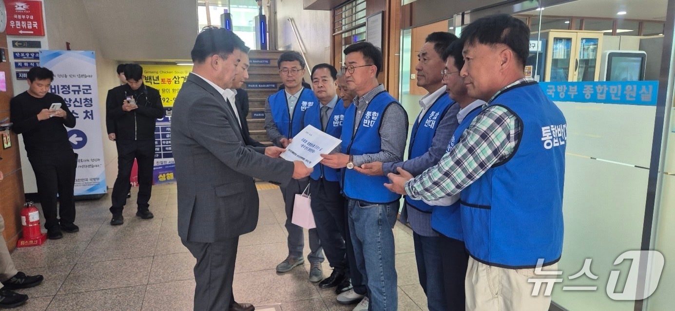 전북 완주군의회는 14일 완주전주통합반대 군민대책위원회와 함께 대통령실을 방문해 &#39;통합 반대 서한문&#39;을 전달했다고 밝혔다.&#40;의회 제공. 재판매 및 DB금지&#41;2025.10.14/뉴스1