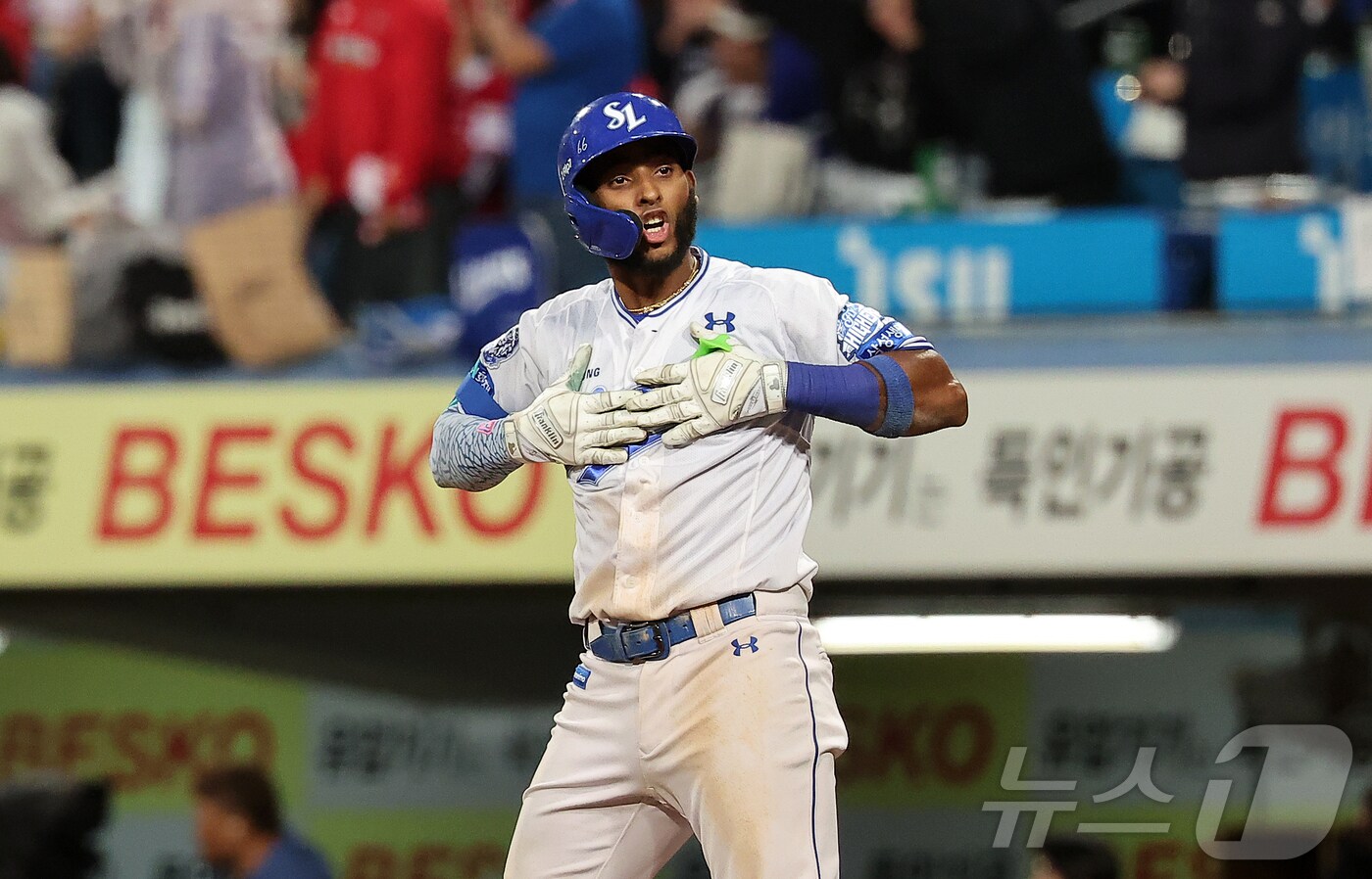 14일 오후 대구 삼성라이온즈파크에서 열린 프로야구 2025 신한 SOL뱅크 KBO 준플레이오프 4차전 SSG 랜더스와 삼성 라이온즈의 경기, 삼성 디아즈가 8회말 2사 1루 상황 역전 투런홈런을 친 뒤 더그아웃을 향해 세리머니를 하고 있다. 2025.10.14/뉴스1 ⓒ News1 김진환 기자