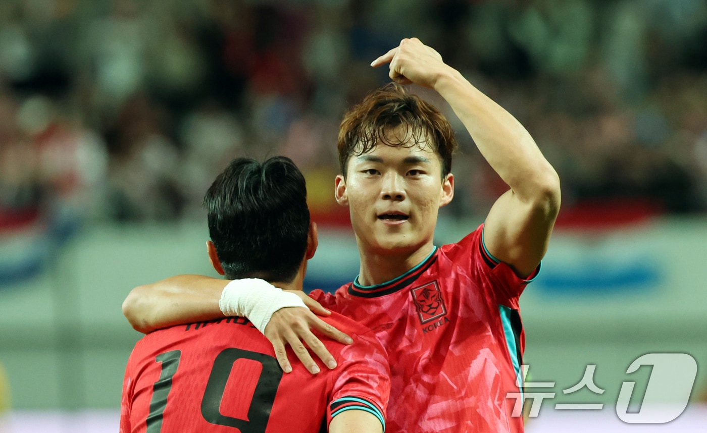 한국 남자 선수 A매치 최다 출전한 손흥민이 14일 오후 서울 마포구 서울월드컵경기장에서 열린 하나은행 초청 축구국가대표팀 친선경기 대한민국과 파라과이의 경기 후반전에서 두번째 골을 넣은 오현규가 세리머니를 하고 있다. 2025.10.14/뉴스1 ⓒ News1 김명섭 기자