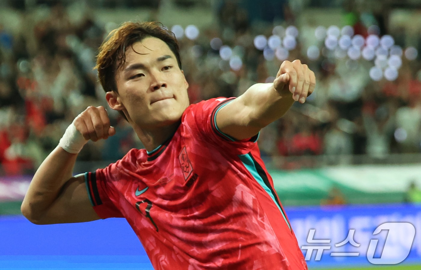 한국 남자 선수 A매치 최다 출전한 손흥민이 14일 오후 서울 마포구 서울월드컵경기장에서 열린 하나은행 초청 축구국가대표팀 친선경기 대한민국과 파라과이의 경기 후반전에서 두번째 골을 넣은 오현규가 세리머니를 하고 있다. 2025.10.14/뉴스1 ⓒ News1 김명섭 기자