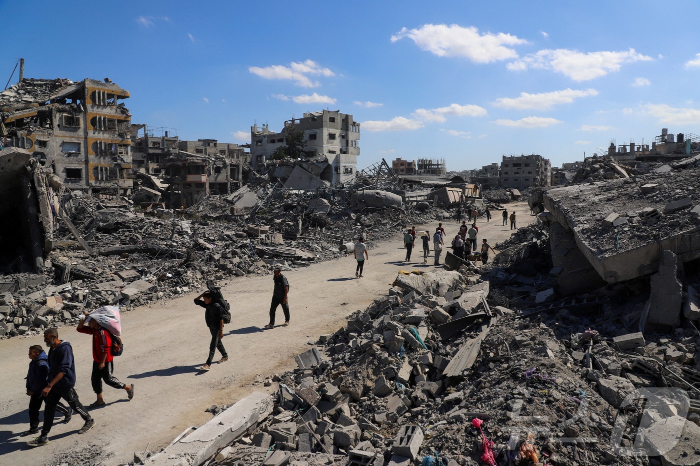 이스라엘과 하마스가 휴전에 돌입한 가운데 지난 14일&#40;현지시간&#41; 전쟁으로 파괴된 가자시티의 거리를 팔레스타인 주민들이 지나고 있다. 2025.10.14. ⓒ 로이터=뉴스1 ⓒ News1 류정민 특파원