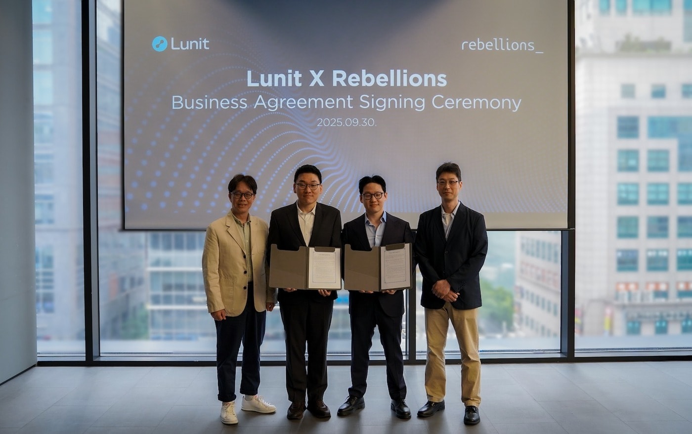루닛 및 리벨리온 대표단&#40;왼쪽부터 리벨리온 김광정 비즈니스 총괄, 박성현 대표, 루닛 서범석 대표, 유성원 CTO&#41;이 지난달 30일 서울 강남구 루닛 본사에서 열린 ‘글로벌 AI 사업개발 업무협약식&#40;MOU&#41;’에서 양해각서 서명 후 기념촬영을 하고 있다. &#40;루닛 제공&#41;