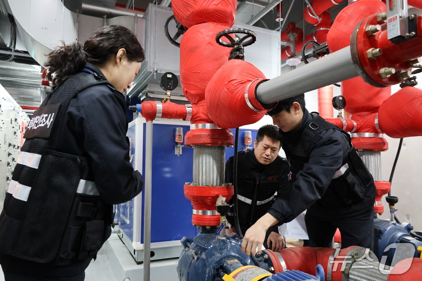 제천소방서 직원들이 한 건물 옥상 내 소화전 펌프를 확인하고 있다. (제천시 제공. 재판매 및 DB금지) 뉴스1
