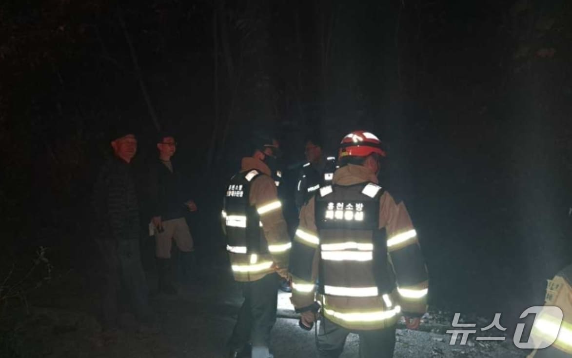 지난 14일 버섯 채취를 위해 집을 나선 60대 남성이 귀가하지 않았다는 신고가 접수된 가운데, 소방과 경찰이 같은 날 오후 9시 28분쯤 강원 홍천군 내촌면 한 야산에서 숨져 있는 그 남성을 발견했다. (강원도소방본부 제공. 재판매 및 DB금지) 2025.10.15/뉴스1