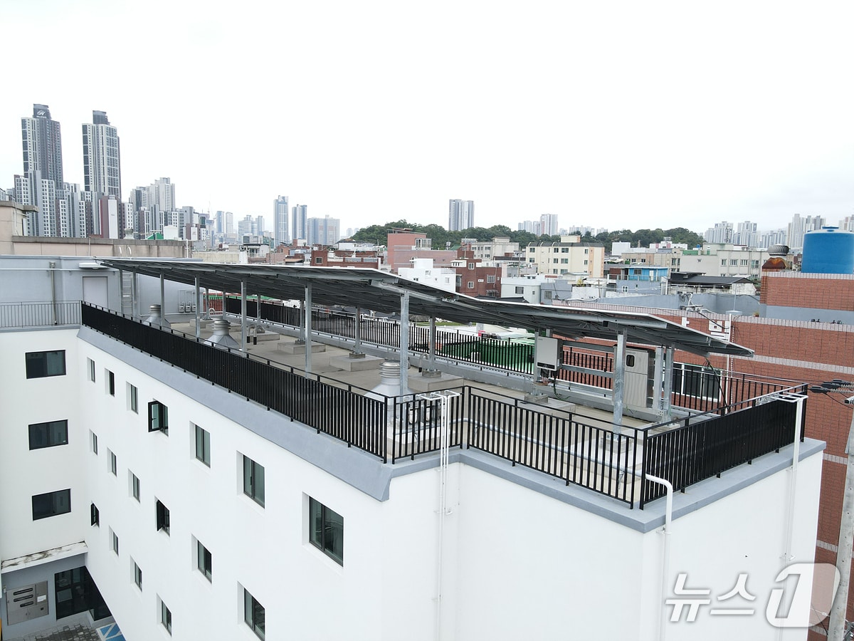 대구시민햇빛발전소 22호기가 15일 서구 &#39;인동촌 청아람 더 영&#39; 통합공공임대주택에서 준공했다. &#40;대구시 제공. 재판매 및 DB 금지&#41;/뉴스1