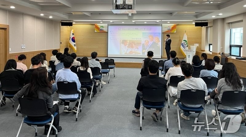 계룡시가 14일 오후 시청 대회의실에서 시청 공직자 대상으로 인구교육을 실시했다. (계룡시 제공.재판매 및 DB금지)/뉴스1