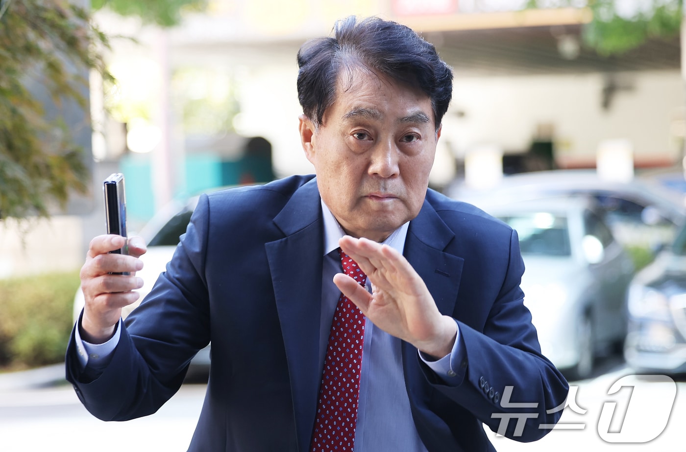 복합문화공간인 ‘그림책꿈마루’ 위탁운영 업체 선정 과정에서 뇌물을 받은 혐의를 받고 있는 하은호 군포시장이 15일 오전 경기 안양시 동안구 수원지방법원 안양지원에서 열린 구속 전 피의자 심문(영장실질심사)에 출석하고 있다. ( 공동취재) 2025.10.15/뉴스1 ⓒ News1 김영운 기자